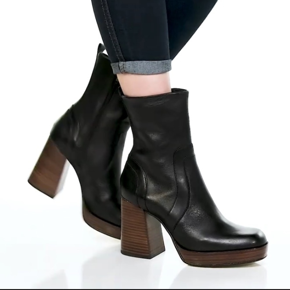 Steve Madden Black Ankle Boots with Brown Heel